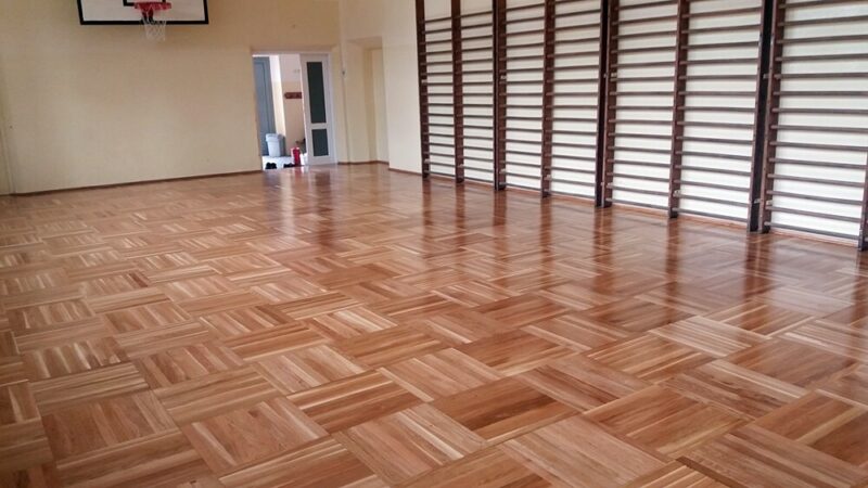 Cyklinowanie i renowacja parkietu w małej sali gimnastycznej - lakierowanie