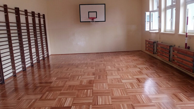 Cyklinowanie i renowacja parkietu w małej sali gimnastycznej