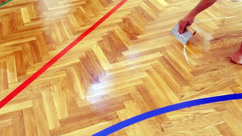 Cyklinowanie parkietu szkolnej sali gimnastycznej - w trakcie lakierowania