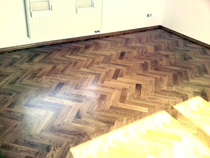 Układanie parkietu, cyklinowanie bezpyłowe, lakierowanie w Warszawie - wzór jodełka
