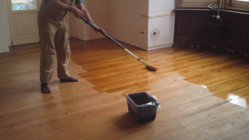 Renowacja parkiet w mieszkaniu wrocławskiego posła - lakierowanie podłogi drewnianej