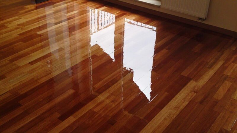 Parkiet drewniany - bardzo stare deski - lakierowanie