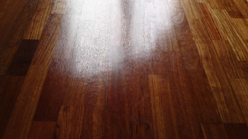 Renowacja gotowej podłogi z deski z drzewa egzotycznego